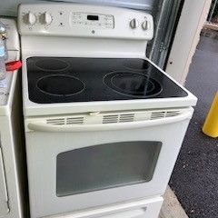Biege GE Electric Flat Glass Top Stove