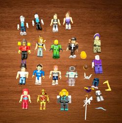 ROBLOX ACTION FIGURES LOT OF 15 toys. Extra parts ande accessories.