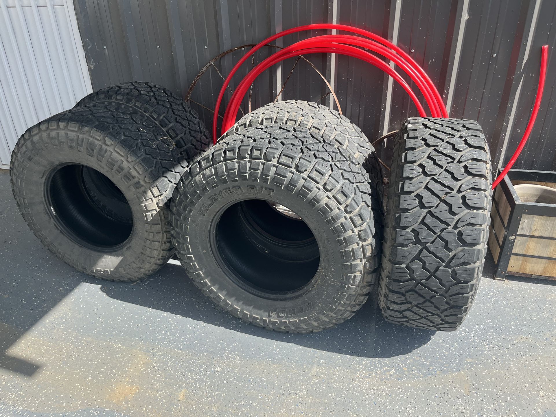 Tires 35x12.50R17