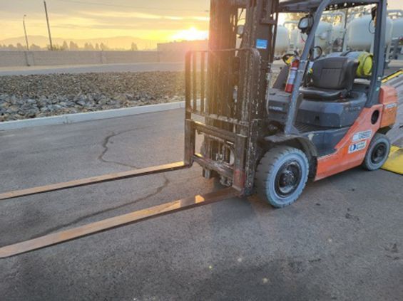 TOYOTA FORKLIFT – 5,000 LB Capacity – LOW PROFILE – GAS/LP