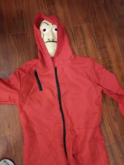 Costumes for Halloween 10 dollars each, and wigs costum 2 dollars, discrazes adulto 10 cada uno, pelucas a 2 dólares
