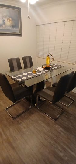 Kichen glass table with seats