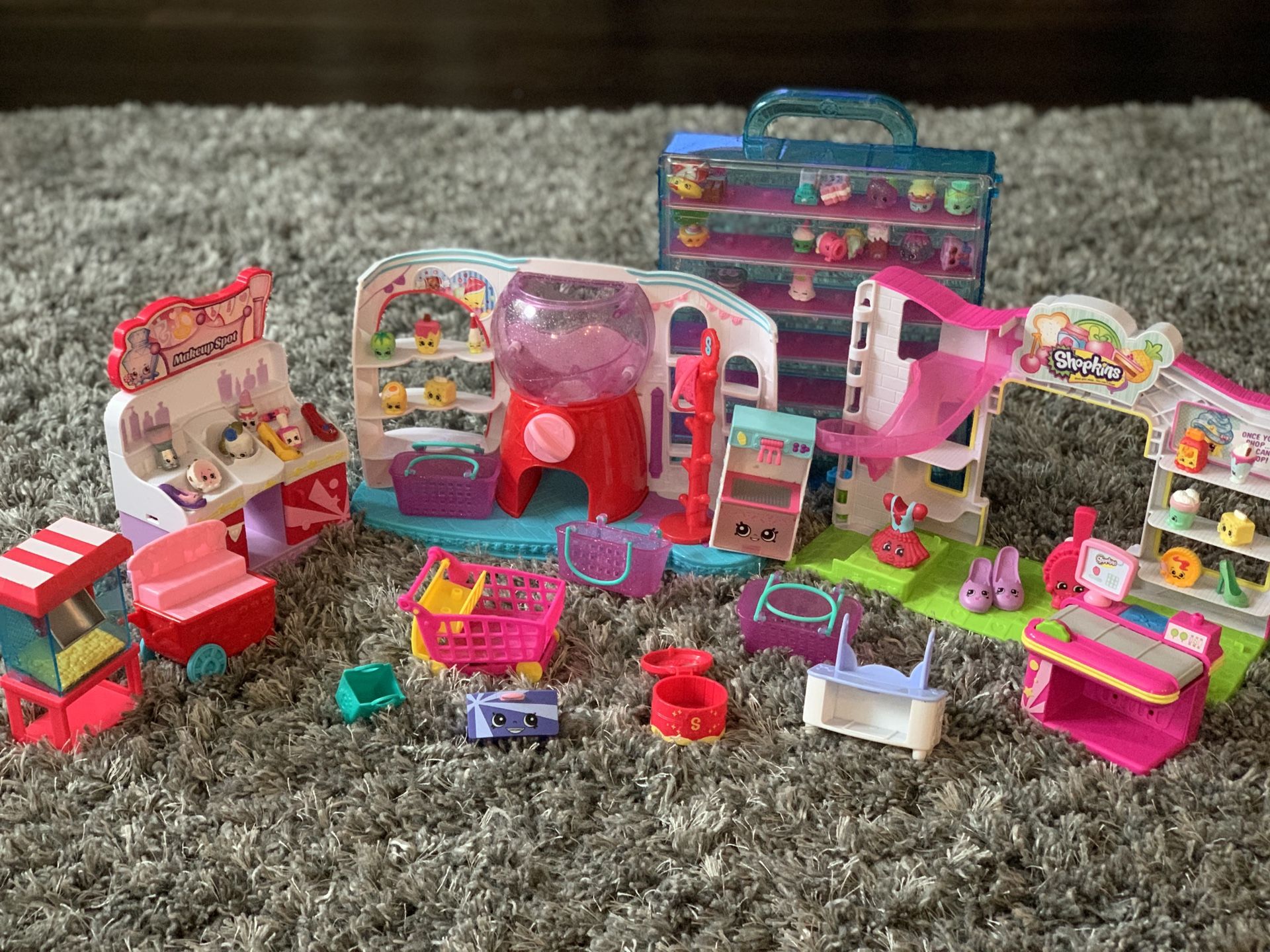 Shopkins playsets with 37 shopkins and 58 pieces