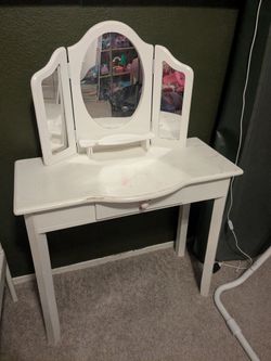Kids vanity