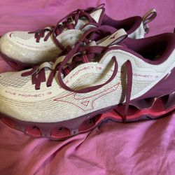 Like New Womens Mizuna Wave Prophecy 13 Size 9.5