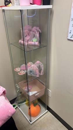 Silla y mueble de vidrio
