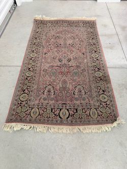 Vintage style floral wool rug