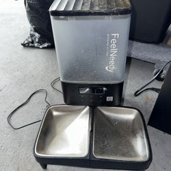 Cat food dispenser 