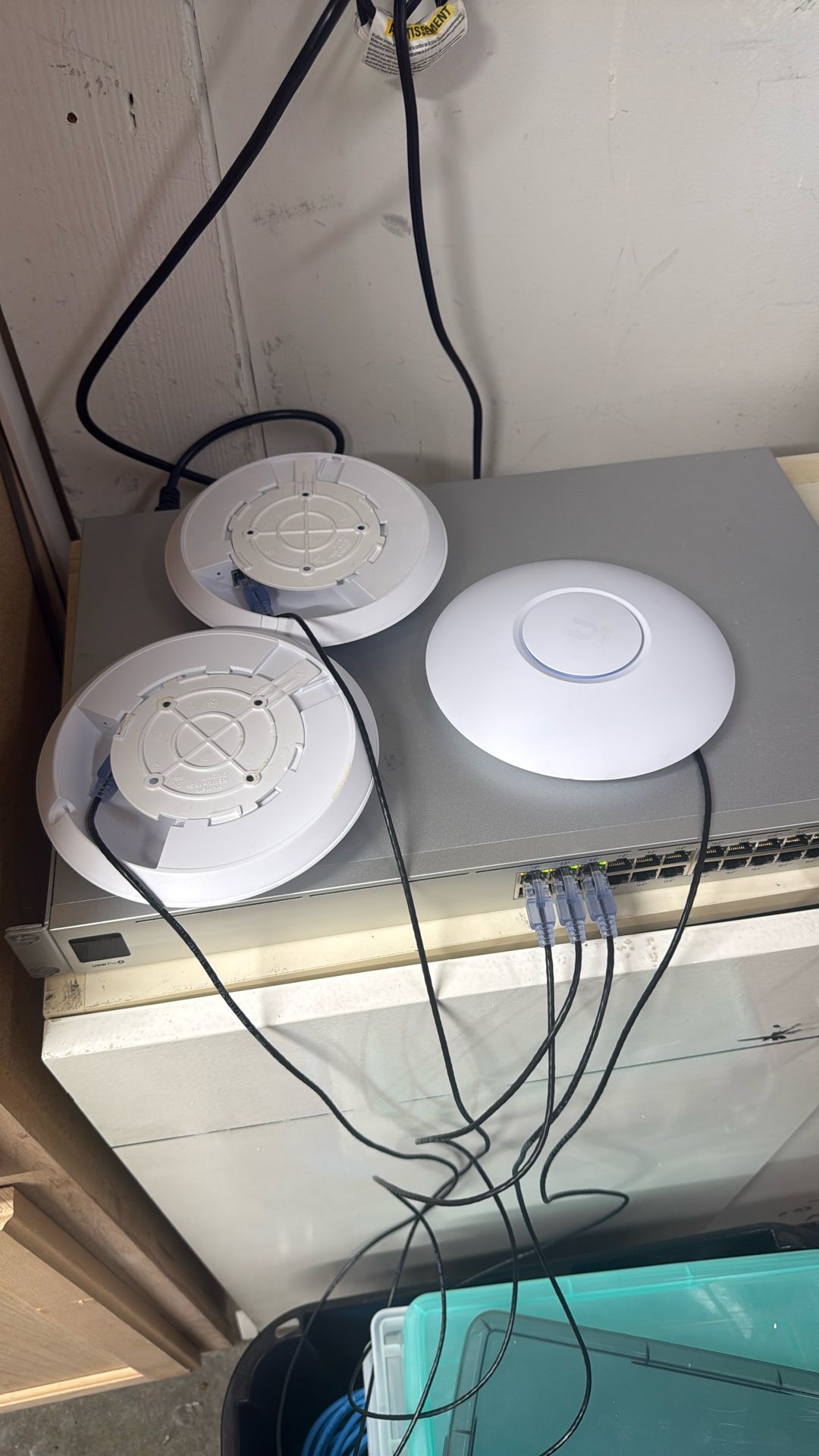 3x UniFi 6 Lite Access Points