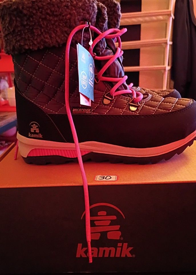 This is a pair of Kamik Kids' Libra winter boots in a charcoal and black color with fuchsia pink laces. Size 5. Brand New. Only $30.