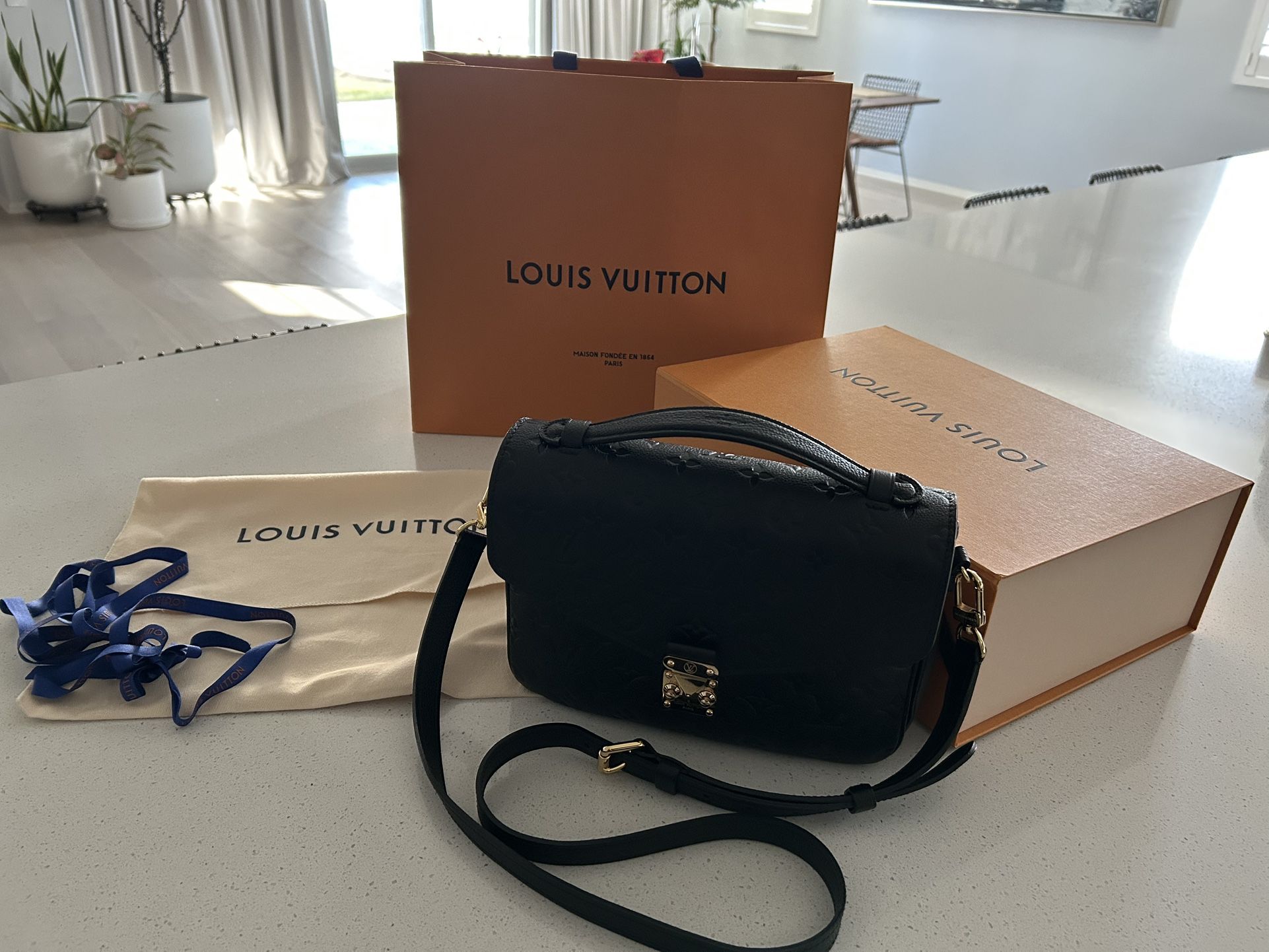 AUTHENTIC Louis Vuitton Pochette Metis Bag