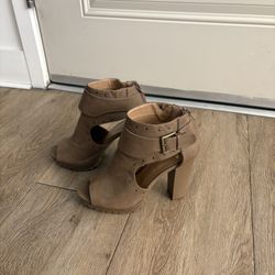 NICE TAN HEELS