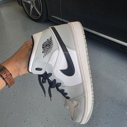 Jordan 1 Mid
Light Smoke Grey Size 9