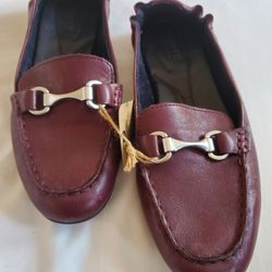 NIB Born Clair Leather Slip On Bit Loafers Flats Burgundy Womens 8.5M

A leather loafer with a silver-tone bit detail is classy and is the perfect sho
