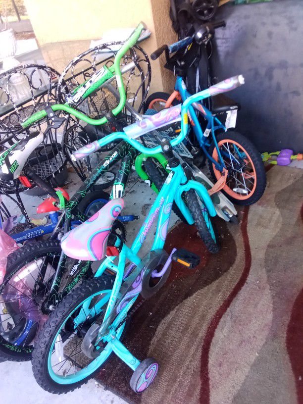 Two Kids Bikes For  35 $ , One Has Training Wheels