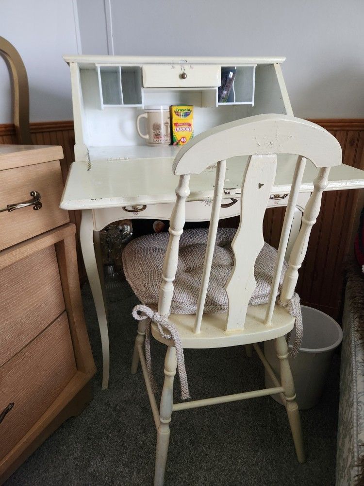 Girls Desk and Chair