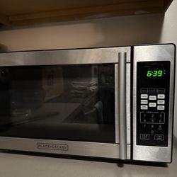 BLACK+DECKER 0.7 CF MICROWAVE