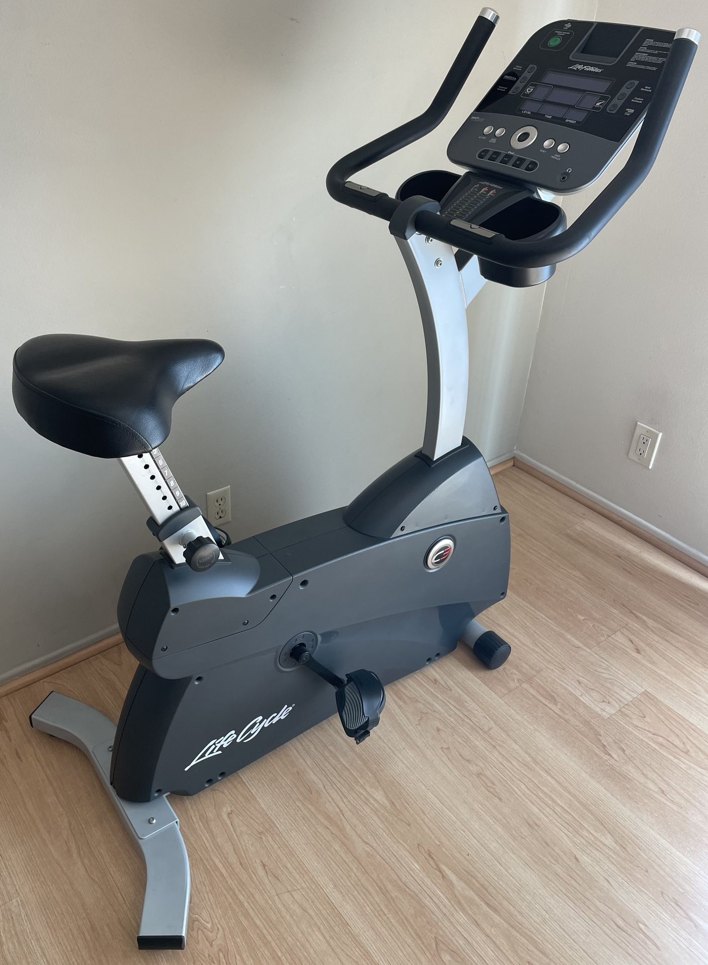 LifeFitness C3 Go Self-Powered Upright Exercise Bike Cycling Gym Bicycle Stationary Fitness Workout