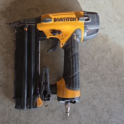 Pneumatic nail gun