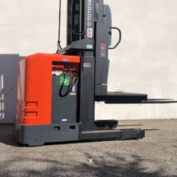 2010 Toyota Order Picker Forklift