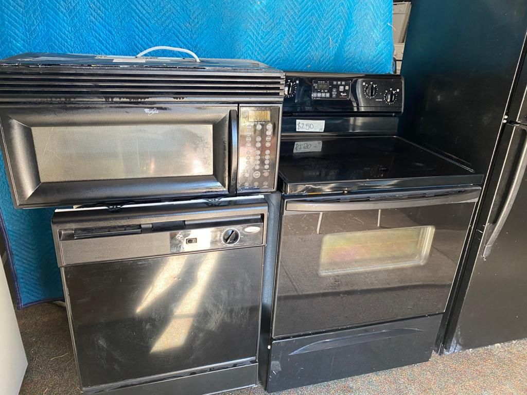 Set Kitchen Refrigerator Stove  Microwave And Dishwasher For Sale 