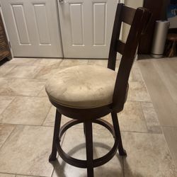 1 Swivel Stool Chair In Very Good Condition Turning Around 