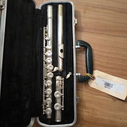 It's a beautiful flute to Bundy selmer with case.
