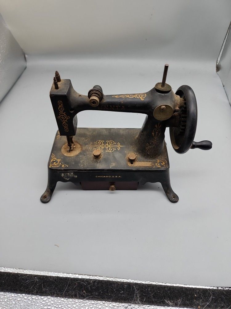 ANTIQUE BERGBOM & ROBERG MINI SEWING MACHINE: LINNEA SALESMAN SAMPLE CHICAGO