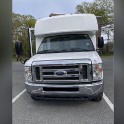 Low Miles E450 Shuttle Bus ….. Wow 🤩 