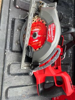 Milwaukee M18 FUEL 18V Lithium-Ion Cordless 7-1/4 in. Rear Handle Circular Saw (Tool-Only)