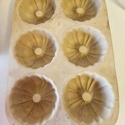 Pampered Chef Stoneware Baking Pan With 6 Mini Bundt Cake Molds. Great Condition.