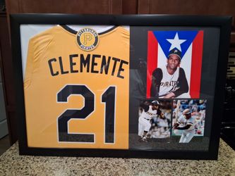ROBERTO CLEMENTE, HALL OF FAMER, PITTSBURGH PIRATES,BRANDED,FRAMED JERSEY.