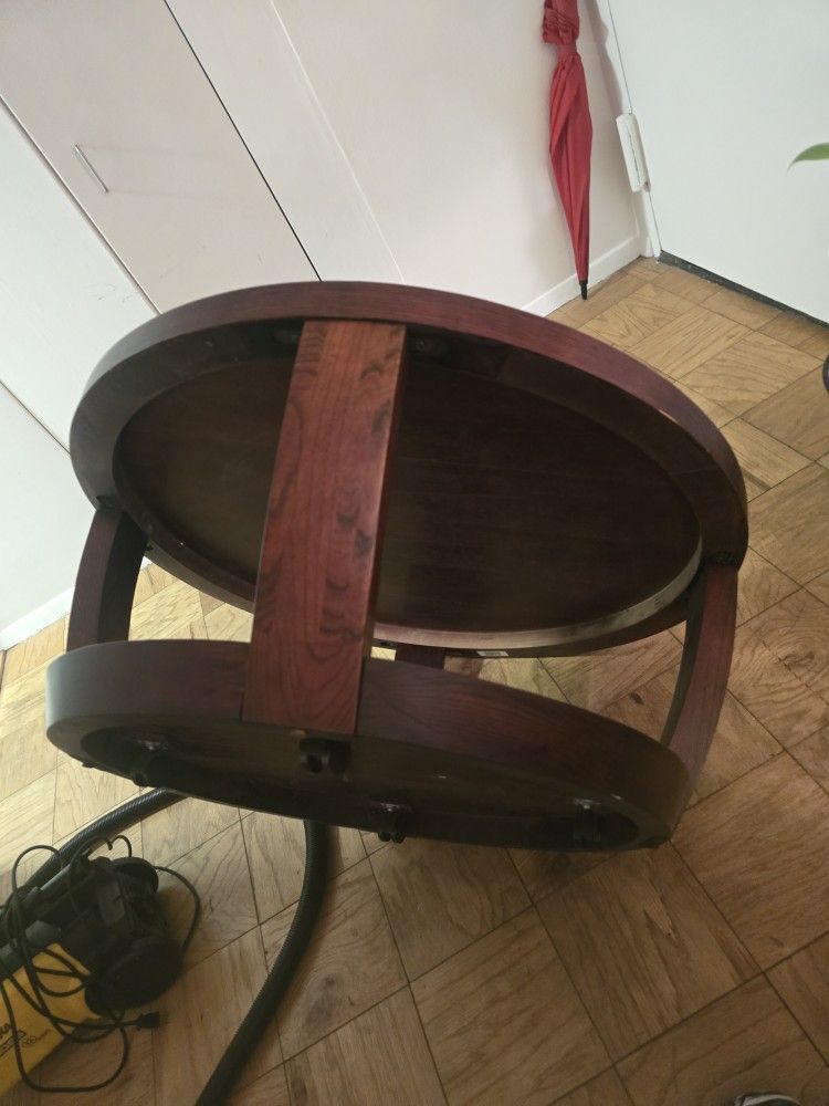 round wooden table (Read description)