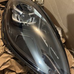 Right Passenger 2021 Porshe Macan Headlight 