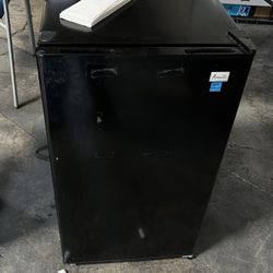 Avanti Mini Fridge RM3316B – Perfect Condition! 