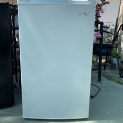 Arctic King ARU030S1ARWW 3.0 Cu. Ft, Upright Freezer White