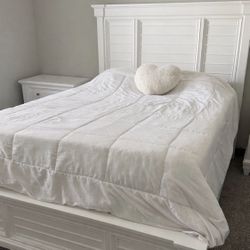 Queen Bed With 2 Night Stand 