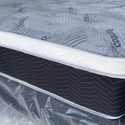 Cali King Bamboo With Box Springs / Used For Couple Months / Mattress Is Like New Been Covered Most Of The Time With Mattress Protection ✅