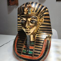 Tutankhamun Porcelain Bust Limited Edition
Made by Spanish artist Nadal