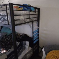 Black Framed BUNK BED WITH FULL SIZE ON THE TOP BUNK & QUEEN ON THE NOTTOM IF U WANT THE MATTRESSES INCLUDED THATS EXTRA BUT I CANT DELIVER OR TAKE 