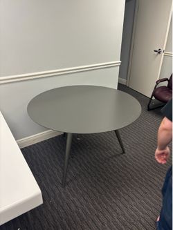 Round medium table
