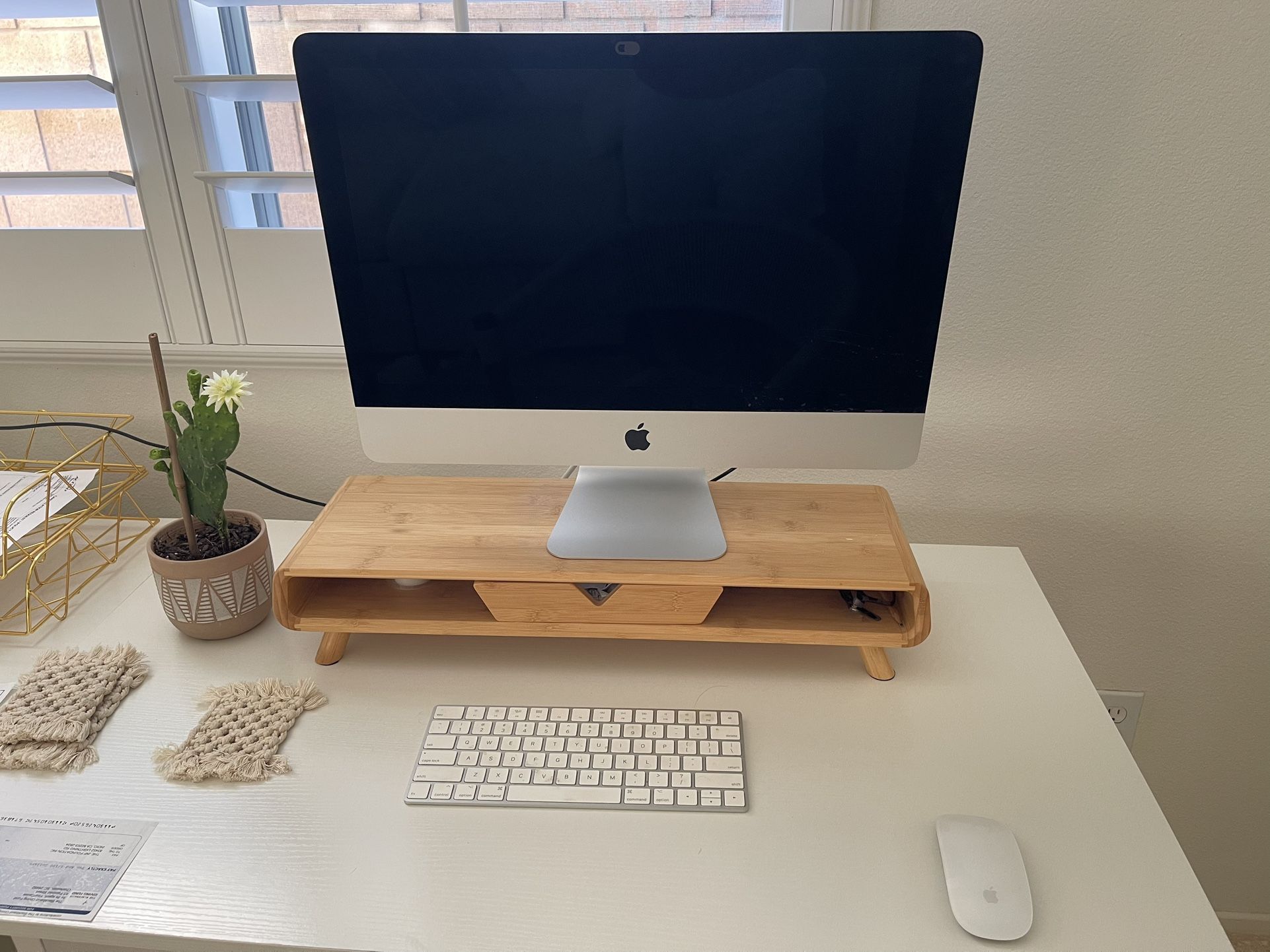 Large Screen Apple Computer Plus Accessories