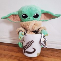 Star Wars Mandalorian Grogu Plush Doll and Blanket