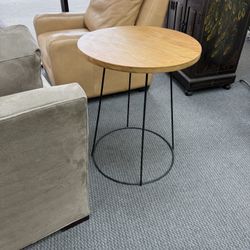 Round end table , Wood top w/metal legs 29.25”h, 24”diameter