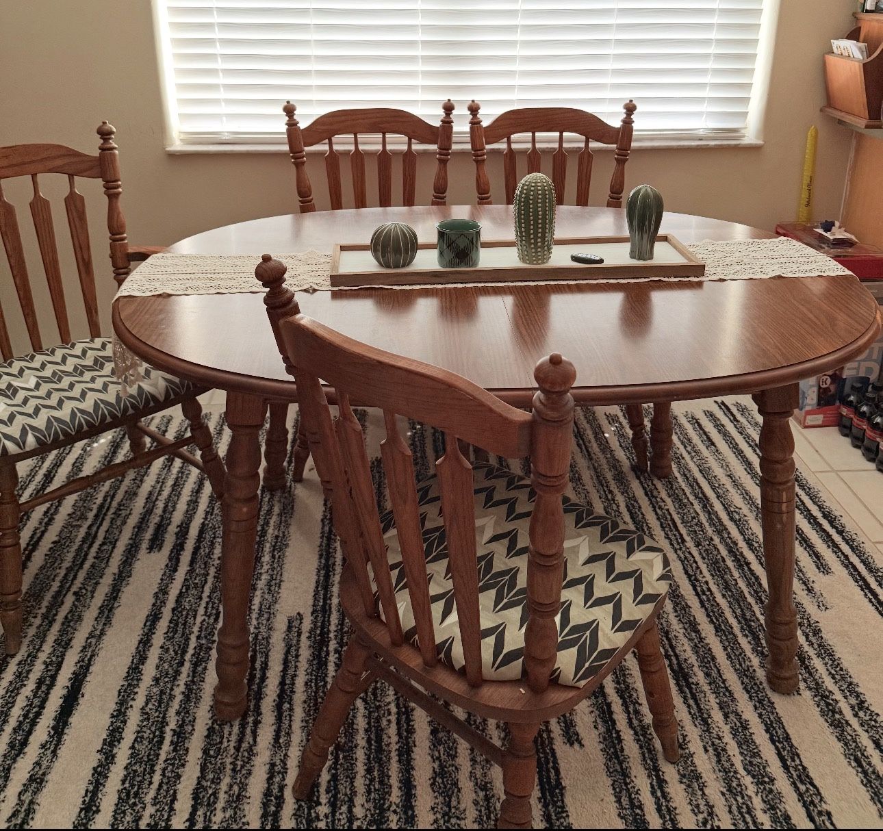 Dining room table with 4 Chairs