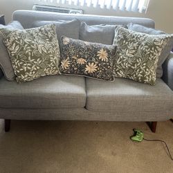 💺 Modern Gray Loveseat – Excellent Condition – $90