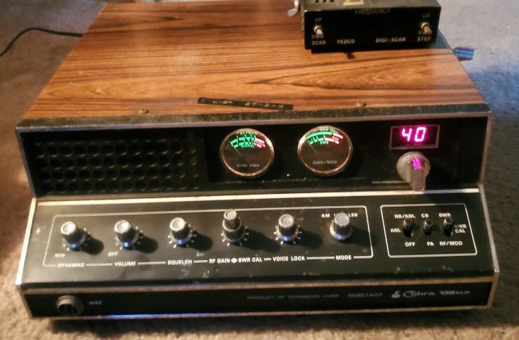 COBRA 139 XLR Vintage CB Base Station 40 Channel Radio, Woodgrain Look, Turns On And Makes A Noise.