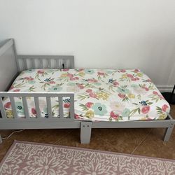 Toddler bed 