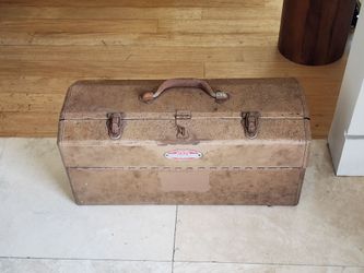 Vintage Park Manufacturing Co. metal tool or tackle box with Tools
