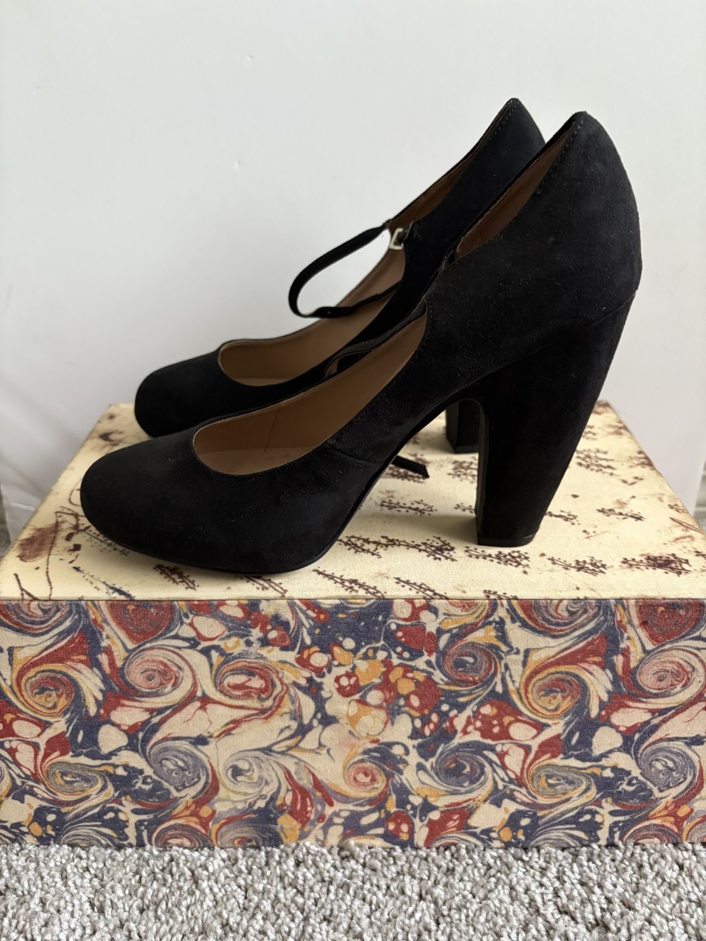 Suede American Rag Pumps. Size 9.